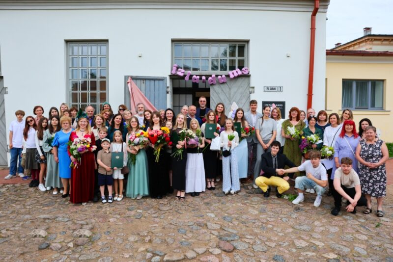 Ar prieku un lepnumu aizvadījām 2026.gada 5.jūnijā Cēsu Izstāžu namā,  Pētera Rozenberga Cēsu pilsētas Mākslas skolas izlaiduma svinīgo pasākumu, kurā godinājām mūsu absolventus un atskatījāmies uz kopā paveikto radošo ceļu. <a href=